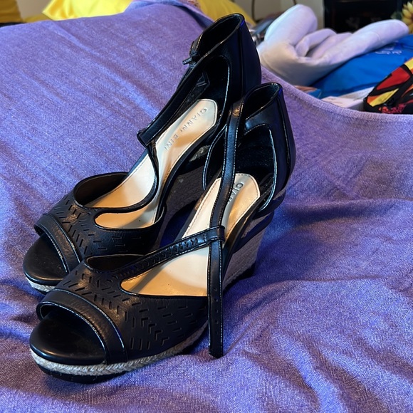 Black peep toe wedge sandals - Picture 2 of 3